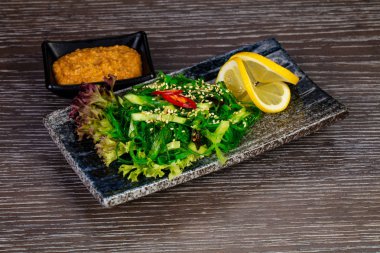 Parlak yeşil O'Sensei salata limonlu