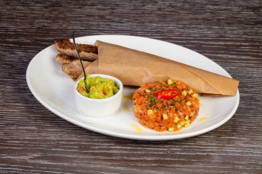 Ekmek ile lezzetli Somon tartar