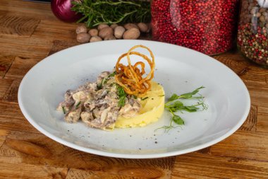 Patates püresi ve otlar ile lezzetli sığır straganof