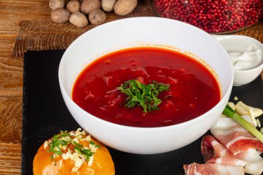Geleneksel borsch kase sarımsaklı ekmek, pastırma ve pırasa ile