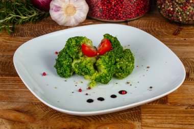 Lezzetli brokoli sarımsak sosu ve chery-domates ile