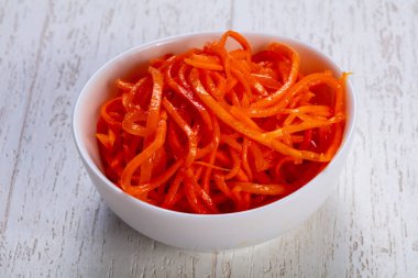 İştah açıcı baharatlı Kore havuç salatası