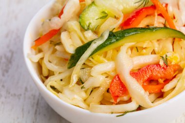 Salatalık ve biber iştah açıcı sebze salatası