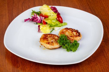 Sebze ile lezzetli kızarmış tavuk köfte