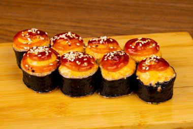 Somon ve karides lezzetli kızarmış rulolar