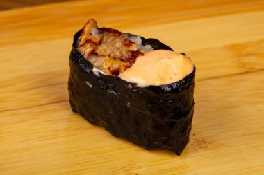 Lezzetli baharatlı yılan balığı suşi roll