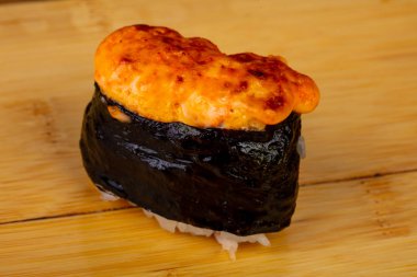 Lezzetli kızarmış peynir suşi roll