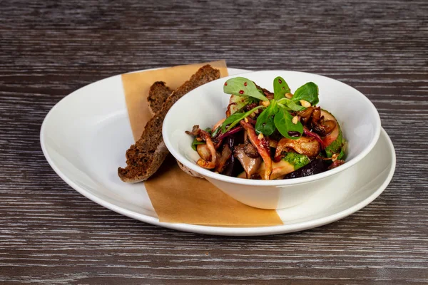 튀김된 Oystrer 버섯과 샐러드 — 스톡 사진