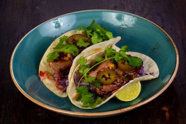 Taco et ve kişniş yaprakları ile