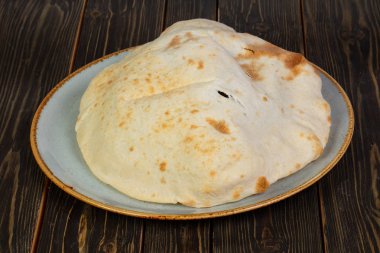 El yapımı ekmek Lepeshka ahşap üzerine