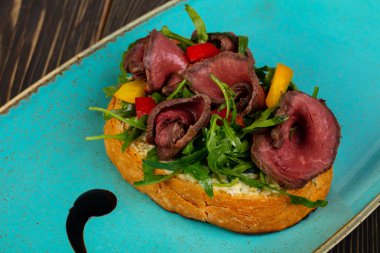 Bruschetta alarmdan ve rucola ile