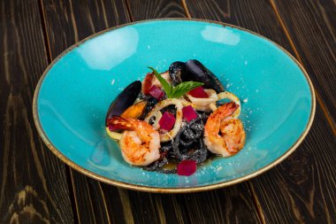 Siyah deniz ürünleri karides ve midye makarna