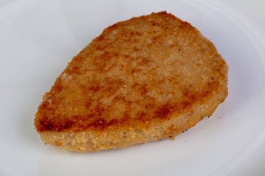 Kavrulmuş balık tabak içinde pirzola