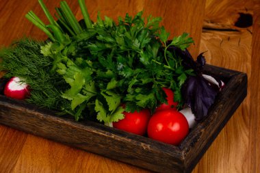 Yeşil otlar ile taze sebze