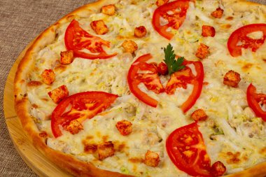 Pizza Sezar tavuk ve domates ile