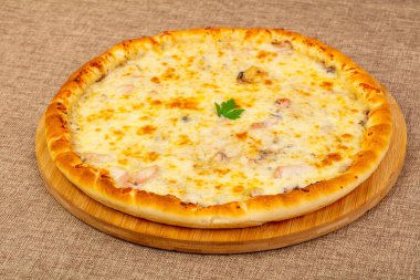 Deniz ürünleri ve peynir pizza