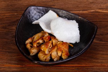 Teriyaki sosu ve yengeç ile tavuk göğsü fişleri