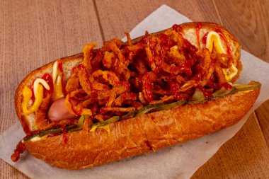 Sosis sosu ve soğan ile