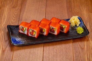 Somon ve avokado ile California roll