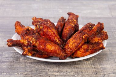 Barbekü kanat baharatlı sos ile