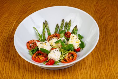 Peynir ve kuşkonmaz ve fesleğen salata