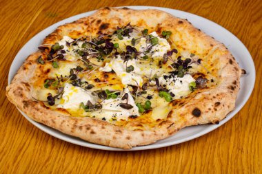 Pizza mozzarella ve siyah truffle ile