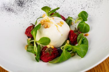 Pişmiş domates salatası buratta