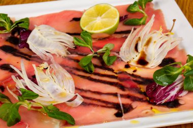 Enginarlı soğuk ton balığı carpaccio