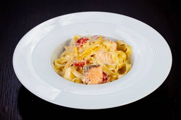 Heerlijke Kaas Pasta Met Zalm Cherry Tomaten — Stockfoto