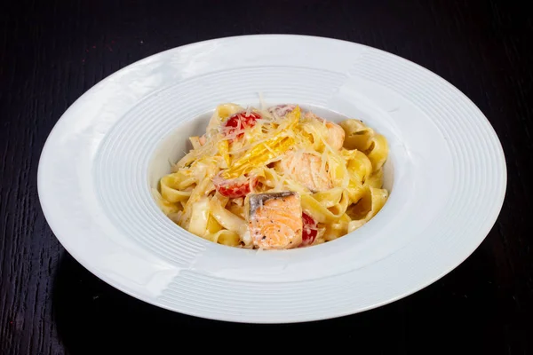 Köstliche Käsepasta Mit Lachs Und Kirschtomaten — Stockfoto