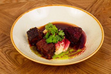 Kızarmış biftek yanak sos ile