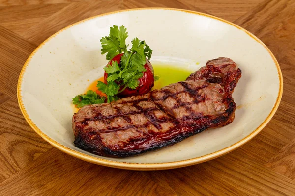 Grilovaný Hovězí Steak Rajčaty — Stock fotografie