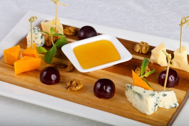 Üzüm, bal ve fındık ile Peynir tabağı karıştırın