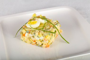 Bıldırcın yumurta ile Rus salatası