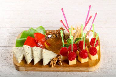 Peynir tabağı çeşitler ile Ahududu