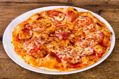 Biberli pizza sosis ve peynir ile