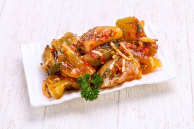 Otlar ile turşu yeşil domates