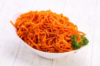 Kabın içinde çekilen havuç yığın