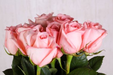 Beyaz arka plan üzerinde izole pembe gül buketi