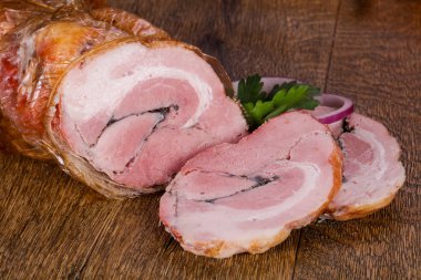 Domuz eti ahşap arka plan üzerinde füme