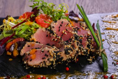 Sos ve baharatlı ton balığı carpaccio.