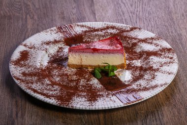 Nane yaprakları ile çilek Cheesecake hizmet