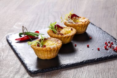 Fırında mantar ve peynir ile kanepe