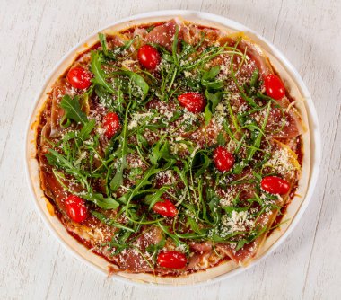 Hamon ve roka ile pizza.