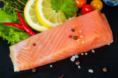 Baharat ile tuzlanmış somon fileto