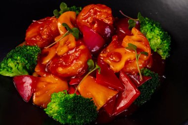 Asya lotus ve karides salatası