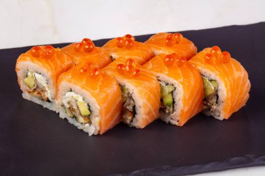 Philadelphia somon ve avokado ile rulo