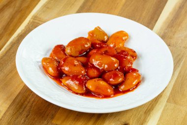 Kırmızı fasulye sosu ile