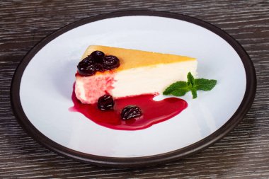 Kiraz syrope ve nane ile lezzetli peynirli kek