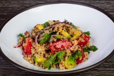 Kinoa ve enginar ile taze sebze salatası